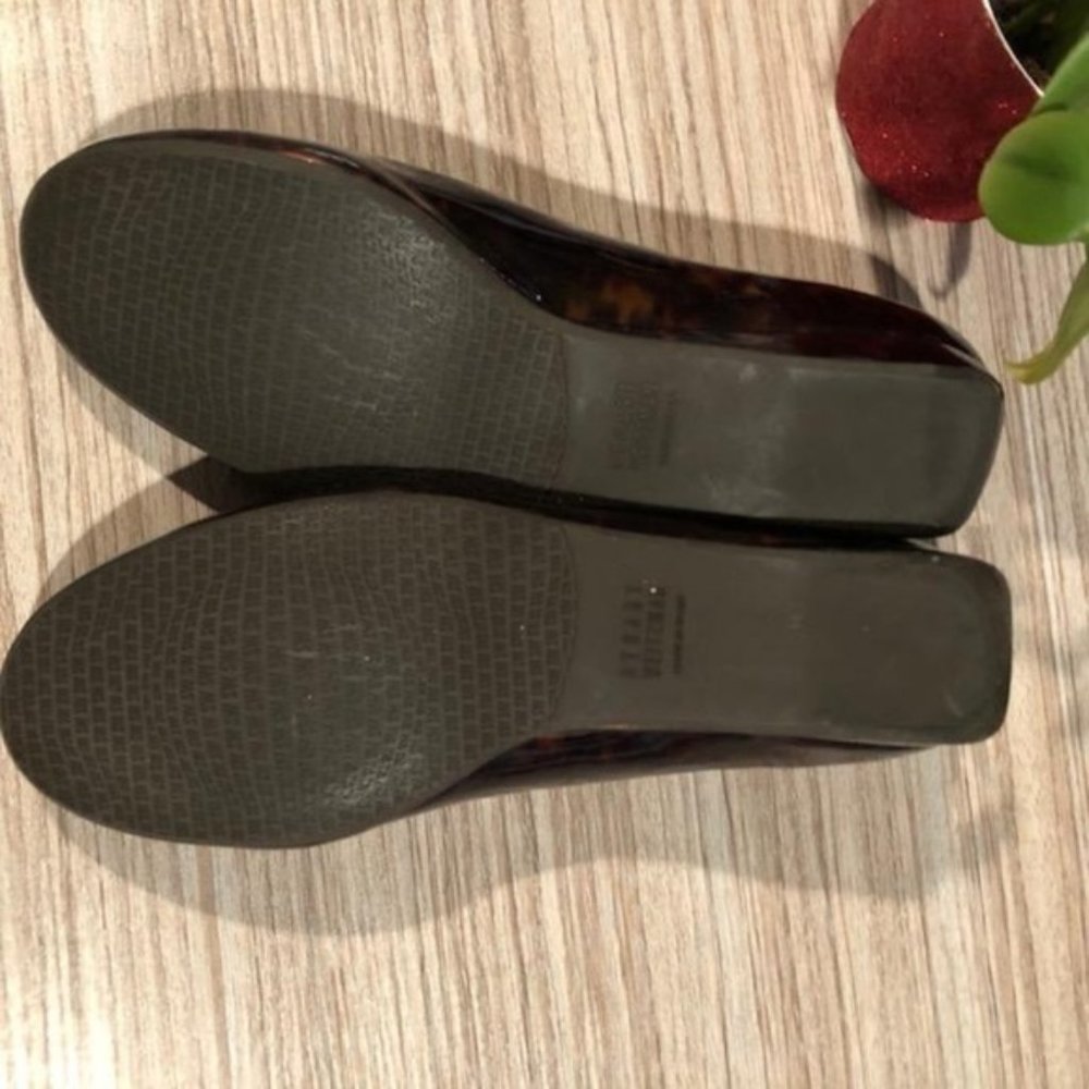 Stuart Weitzman Tortoise Shell Patent Leather Shoe - image 5